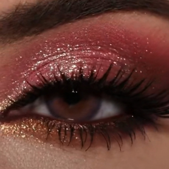 MAC Dazzleshadow Extreme Eyeshadow in let's roll (Multichrome Peach/red Sparkle) - Picture 5 of 15